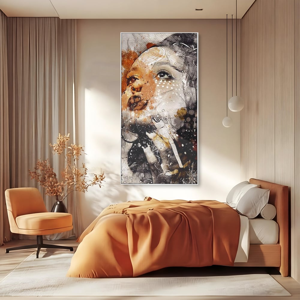 Tablou canvas cu tablou canvas cu portret abstract feminin, in rama de aluminiu argintiu, pe perete intr-un dormitor